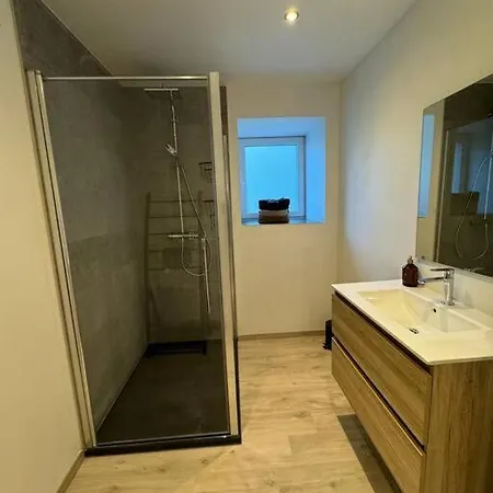 Maison Dans Un Village Calme Pres De
